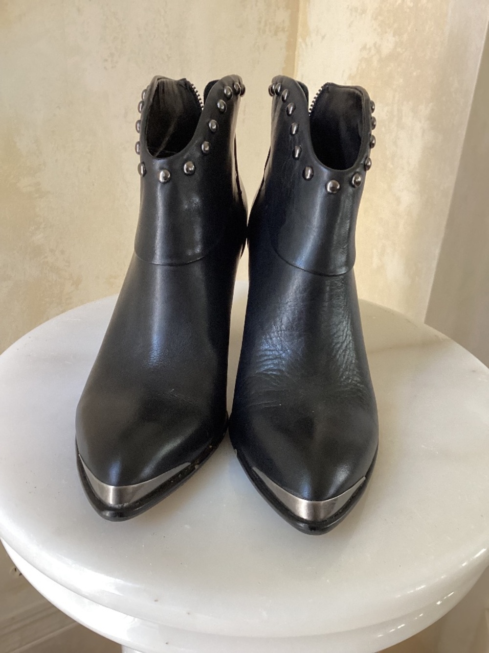 B. MAKOWSKY  - BLACK LEATHER BOOTS - SIZE 7